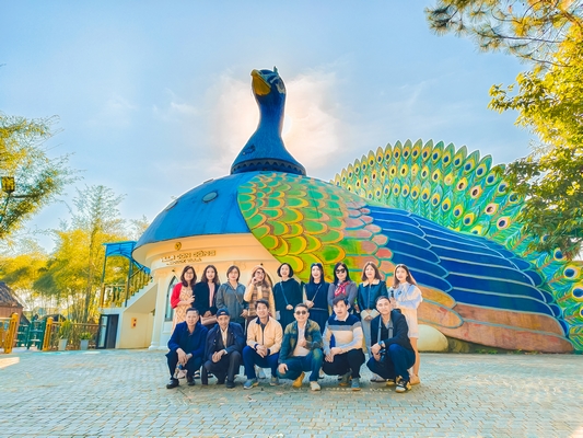 Đoàn khảo sát chụp ảnh lưu niệm trước biểu tượng độc đáo của MEDDOM Park – một công trình kiến trúc ấn tượng mang hình ảnh con công rực rỡ sắc màu. Bức ảnh ghi lại khoảnh khắc vui tươi, đoàn kết của các thành viên sau chuyến đi đầy trải nghiệm.