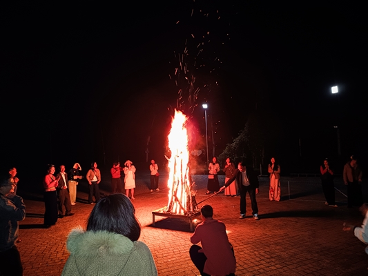 Đêm lửa trại ấm áp, rộn ràng tại MEDDOM Park. Các thành viên đoàn cùng nhau giao lưu, chia sẻ những trải nghiệm thú vị trong chuyến khảo sát, tạo nên không khí thân mật, gắn kết.