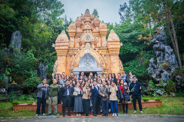 Đoàn giảng viên, học viên cao học Trường Đại học Kinh tế - ĐHQGHN chụp ảnh lưu niệm tại công trình Tháp Chăm, kiến trúc mang đậm dấu ấn lịch sử tại MEDDOM Park.