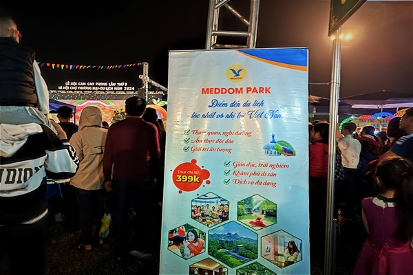 Banner quảng cáo MEDDOM Park với hình ảnh các hoạt động tham quan, trải nghiệm và giá vé ưu đãi.