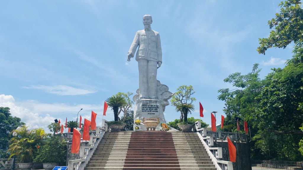 Tượng đài Bác Hồ tại nhà máy thủy điện Hòa Bình