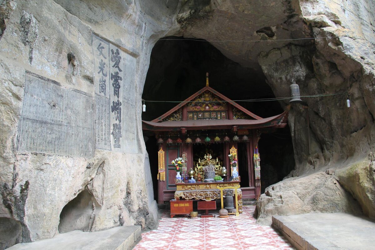Chùa Hang còn có tên gọi Văn Quang Động, chùa tọa trên vách đá