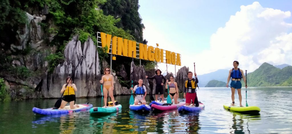 Chèo thuyền trên hồ Hòa Bình