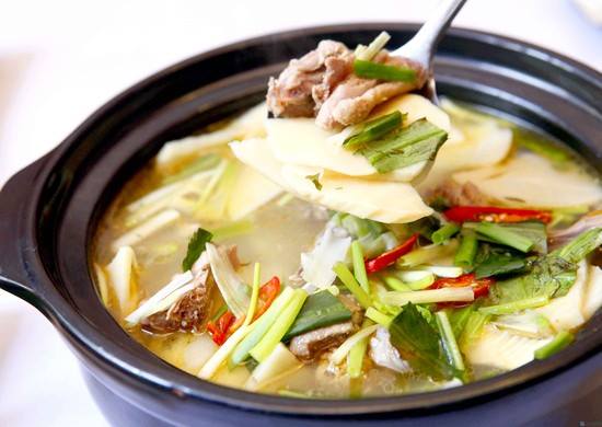 Gà nấu măng chua Hòa Bình