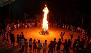 đốt lửa trại tại Hòa Bình