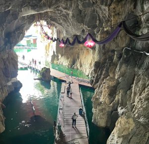 bên trong động Thác Bờ trên hồ Hòa Bình