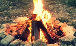 đốt lửa trại