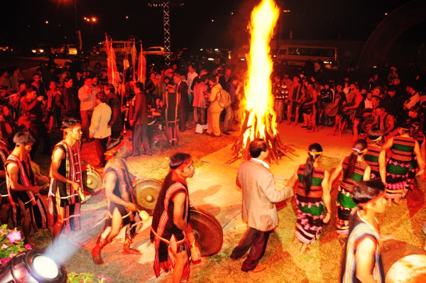 Đốt lửa trại Tây Nguyên