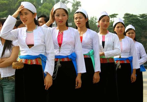 trang phuc dan toc Muong maidalodge 02